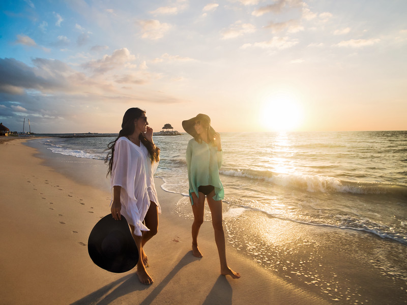 Ls_Can_WalkonBeach_01-L