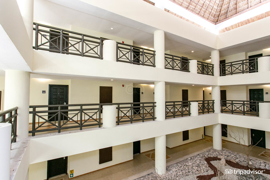 hallways–v17501829