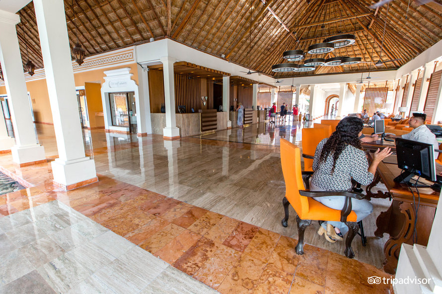 lobby–v15917257