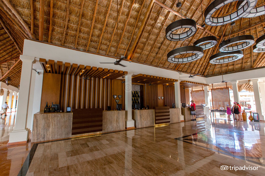lobby–v15917942