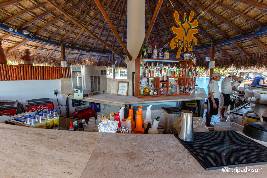 pool-bar-splash–v15917295
