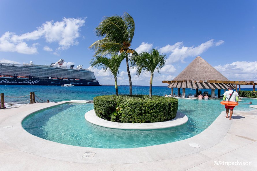 infinity-pool–v15036269