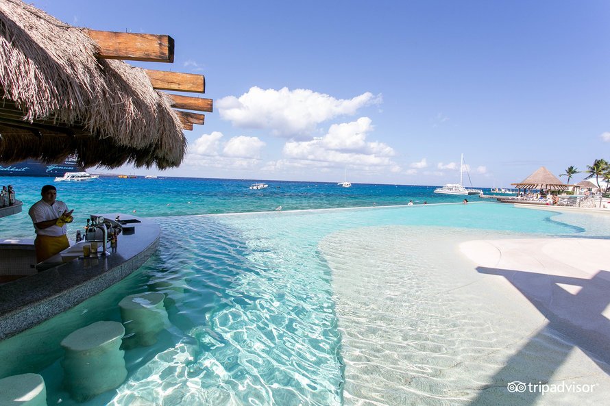 infinity-pool–v15036287