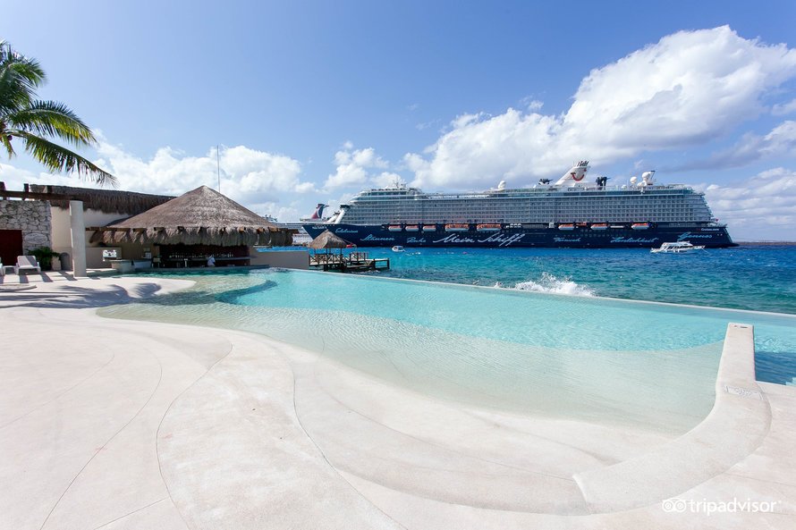 infinity-pool–v15036312