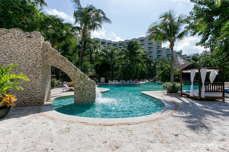 main-pool–v15036340