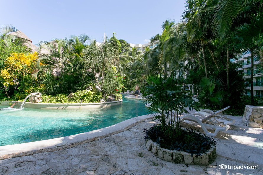 main-pool–v15036421