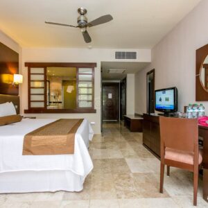 family-club-swim-out-suite--v1645