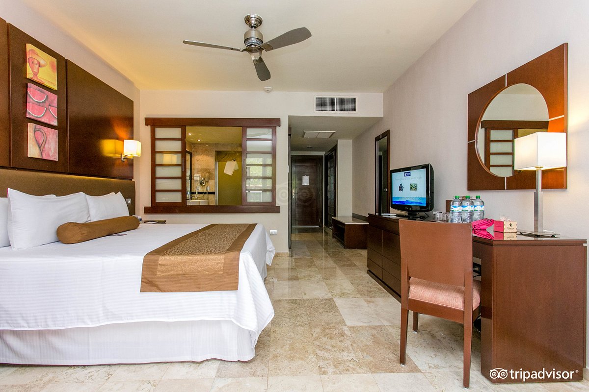 family-club-swim-out-suite–v1645