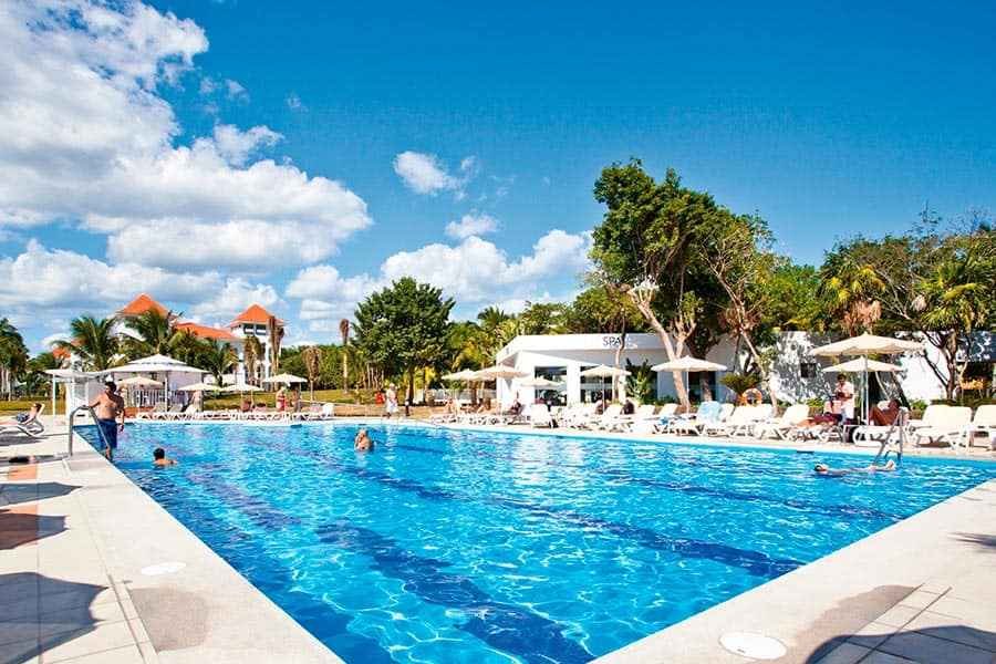 pool-riu-palace-mexico-2_tcm49-226380