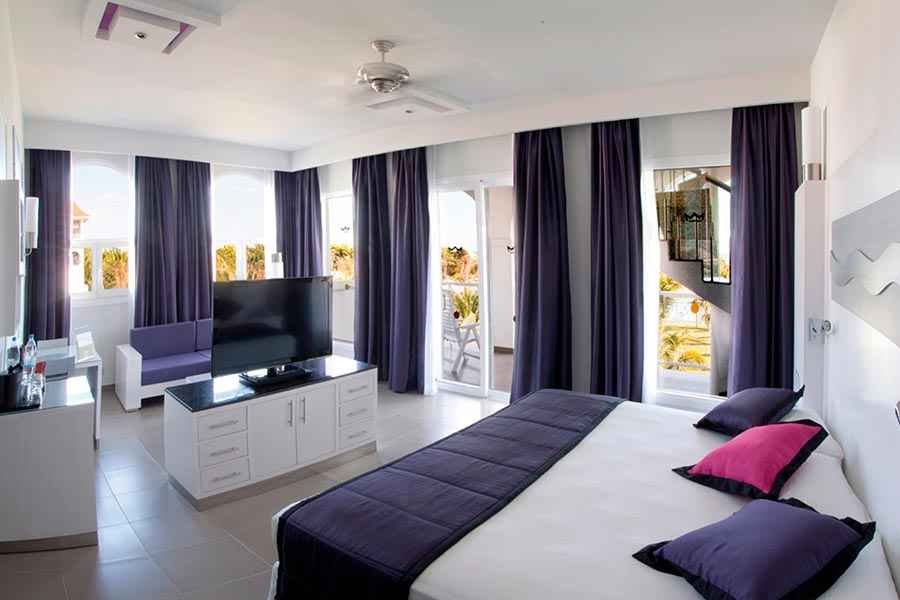 room-suite-riu-palace-mexico-3_tcm49-226397