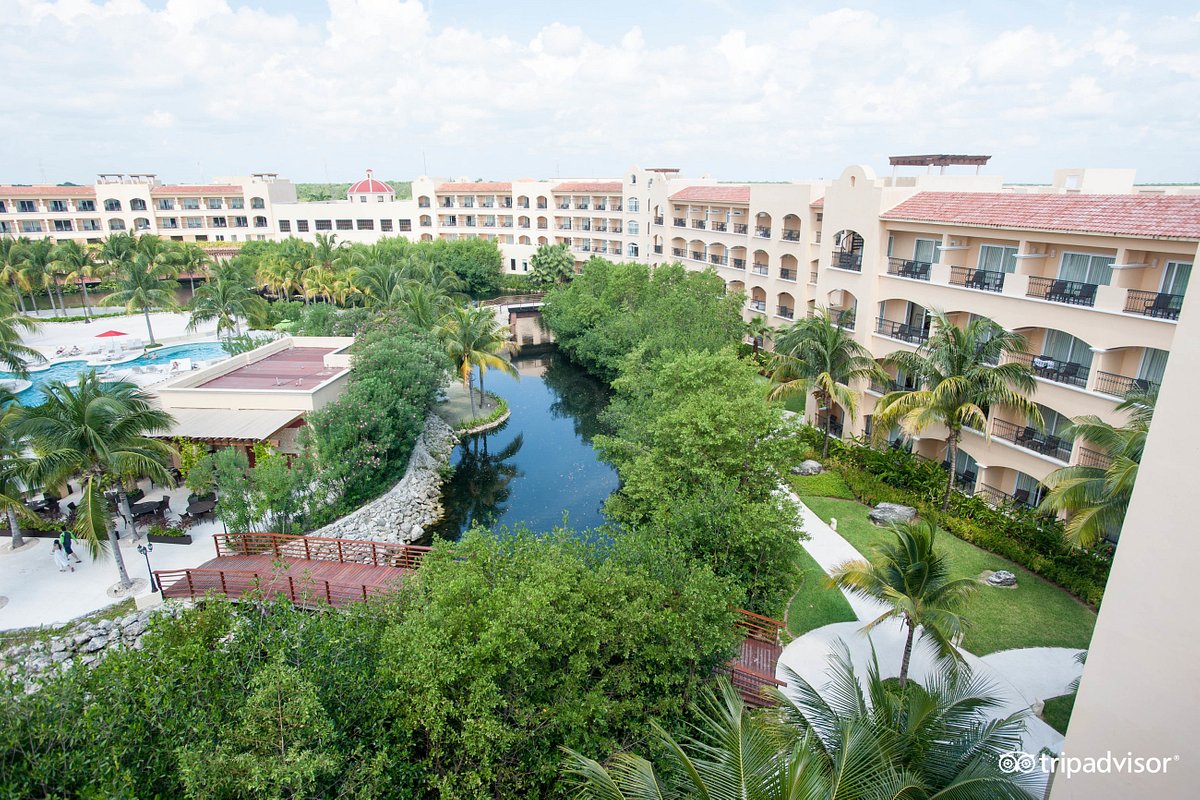 terrace-of-edificio-la-hacienda–