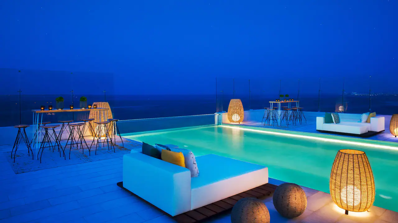 DREVC-P0003-Rooftop-Cocktail.16x9