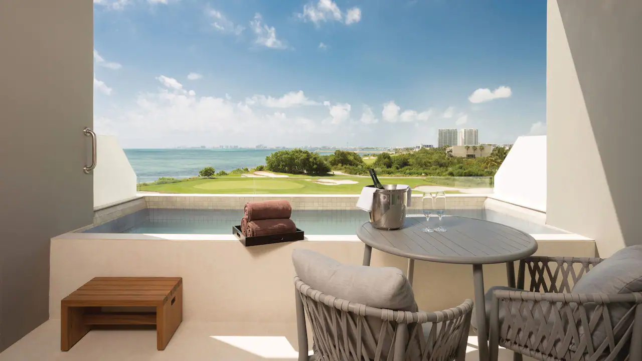 DREVC-P0021-Preferred-Club-Deluxe-Ocean-View-Plunge-Pool.16x9