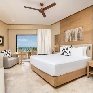 CANIA-P0002-King-Bed-Guestroom.4x3