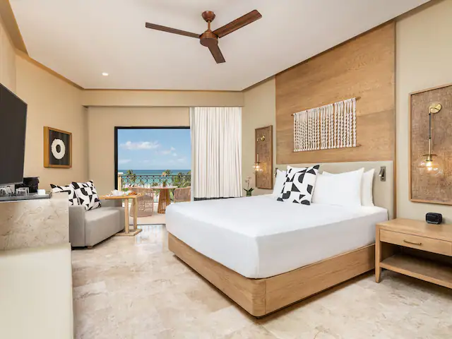 CANIA-P0002-King-Bed-Guestroom.4×3