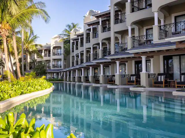 CANIA-P0045-Swimup-Pool-Suites-View.4×3