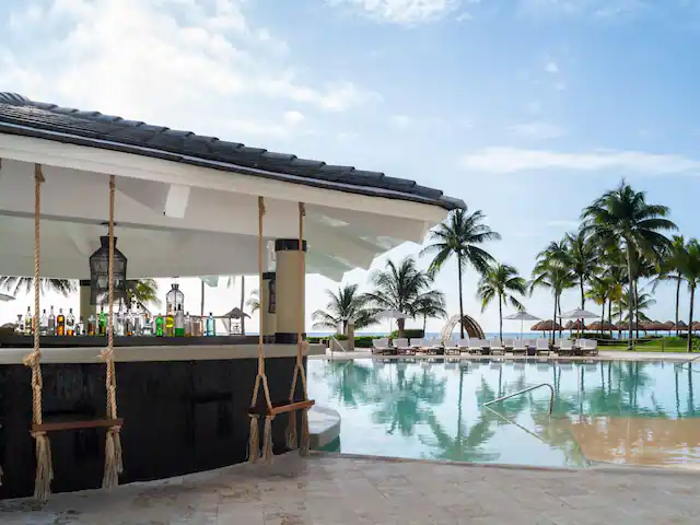 CANIA-P0056-Olas-Swim-Up-Bar-Daytime.4x3