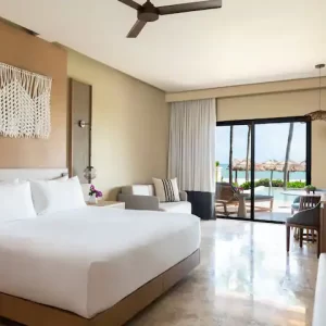 CANIA-P0057-Oceanfront-Swim-Up-King-Bed-Seating.4x3