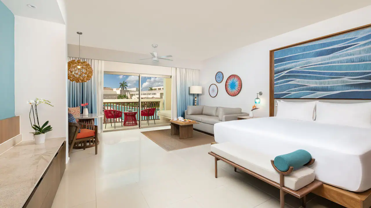 CUNIF-P0146-Pool-View-Junior-Suite-King.16×9