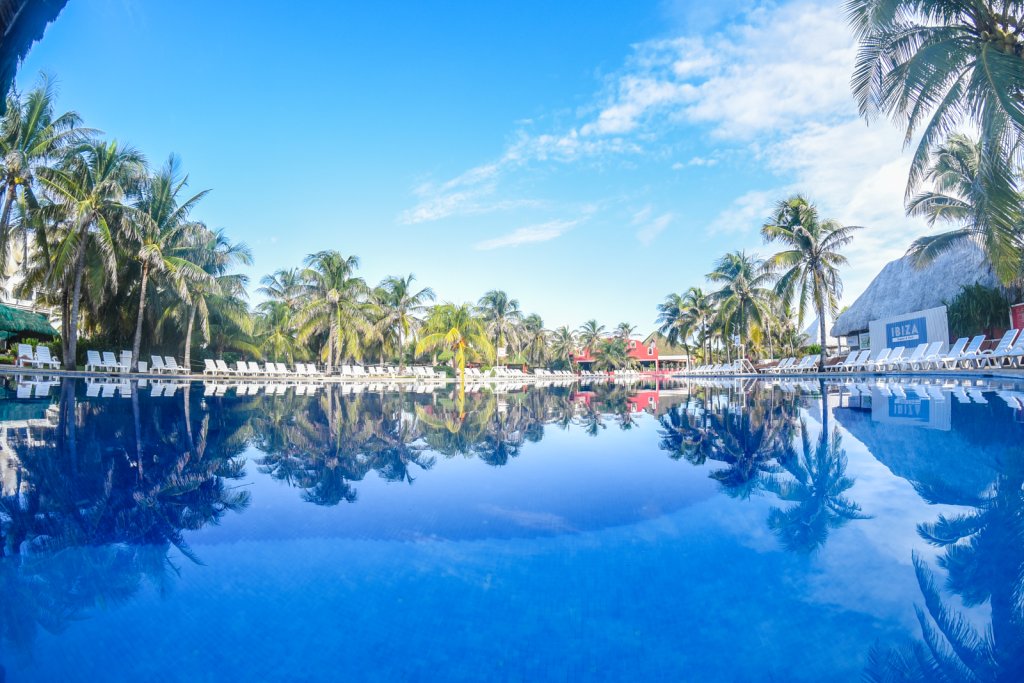 Pool-2__FitMaxWzE2MDAsMTYwMF0_FitMaxWzEwMjQsNjg3XQ