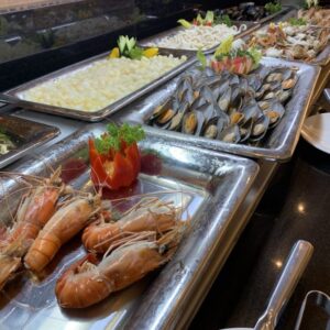 Seafood-station-at-the-buffet-credit-Kate-Robertson-768x576