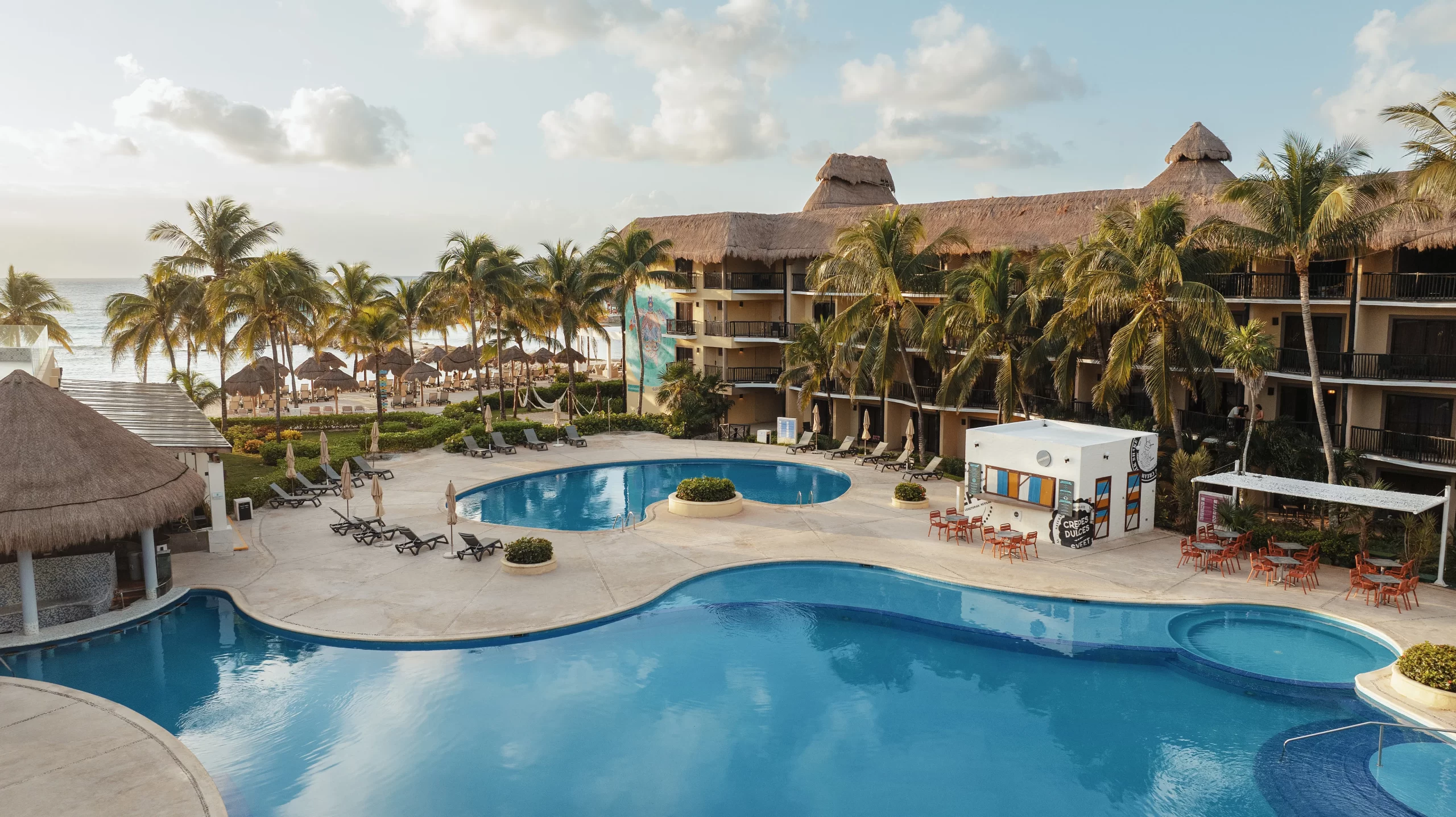 YucatanBeach Piscina 01.jpg