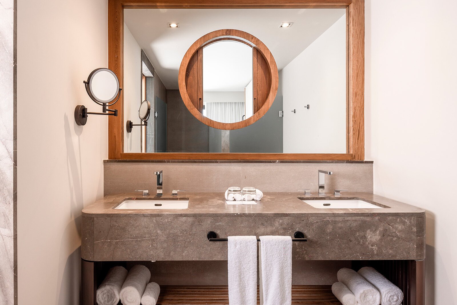 23169493_ImageLargeWidth