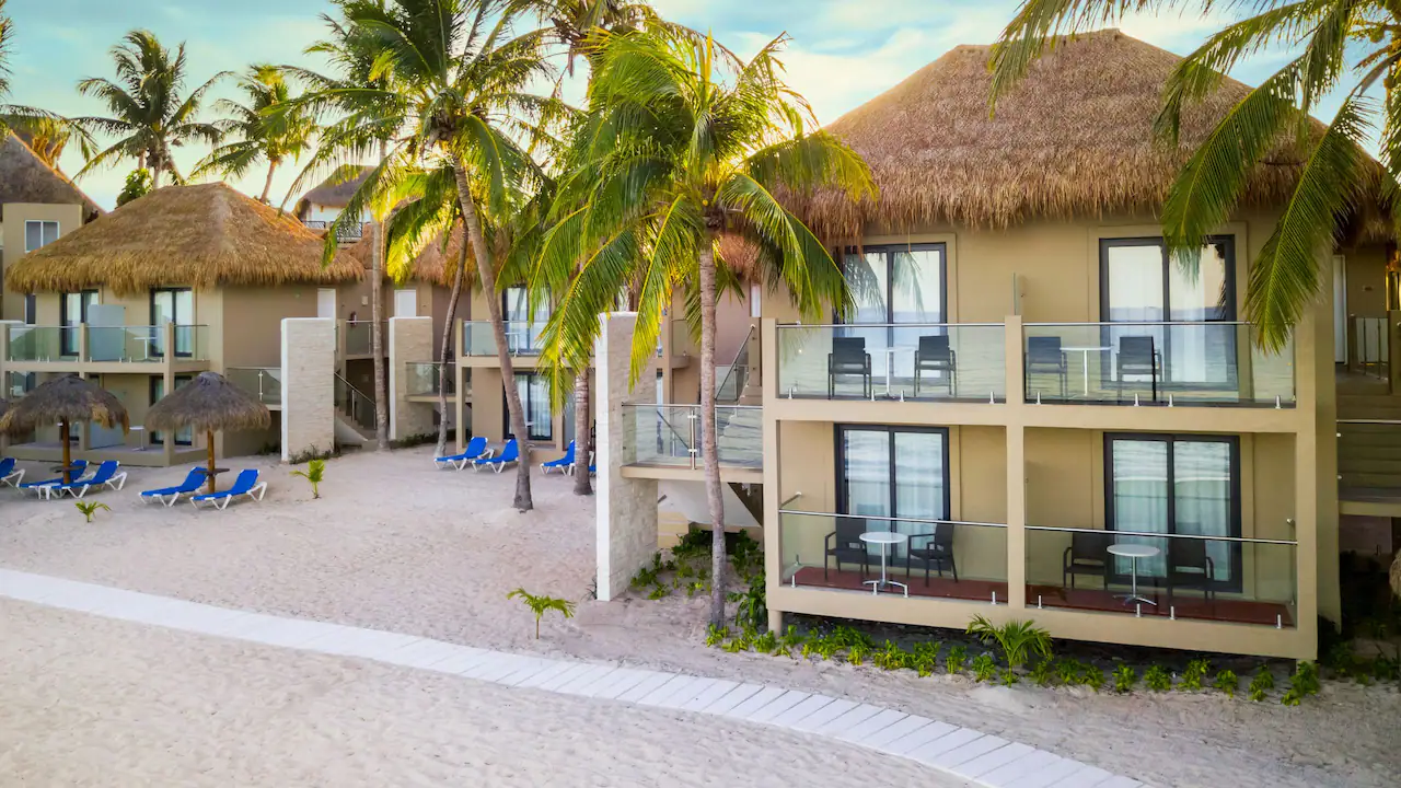 SUSCZ-P0012-Deluxe-Oceanfront-Exterior.16×9