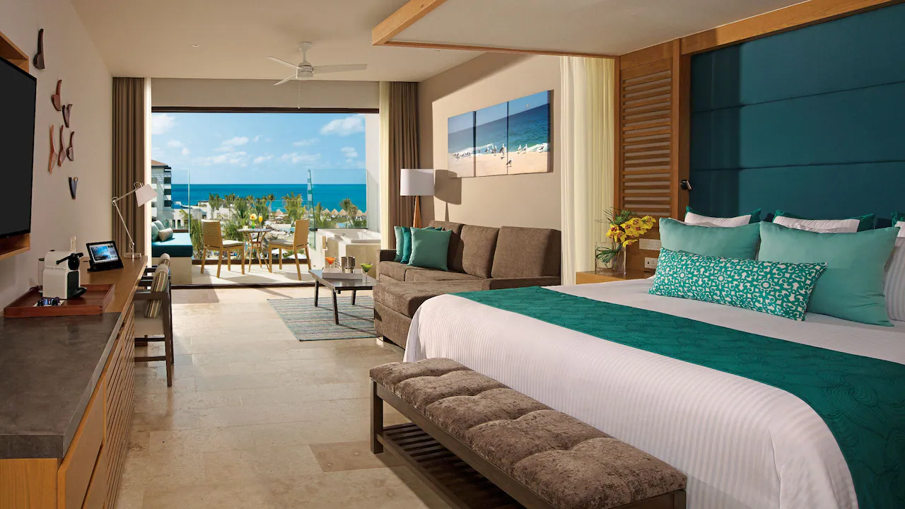 DREPM-P0008-Junior-Suite-Partial-Ocean-View-King-Bed.16×9