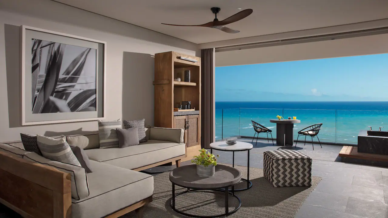 SEPDC-P0009-Preferred-Club-Master-Suite-Oceanfront-Living-Room.16×9