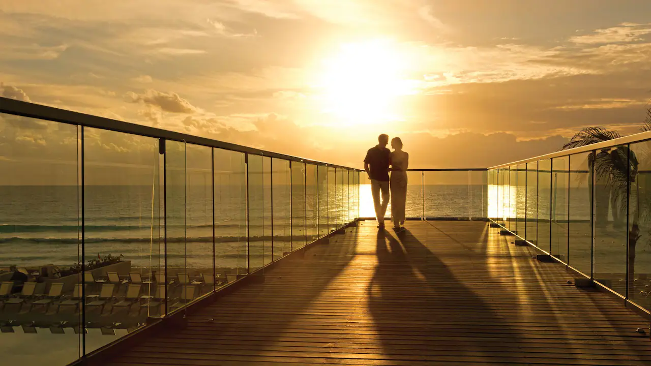 SEVCU-P0025-Couple-Bridge.16×9