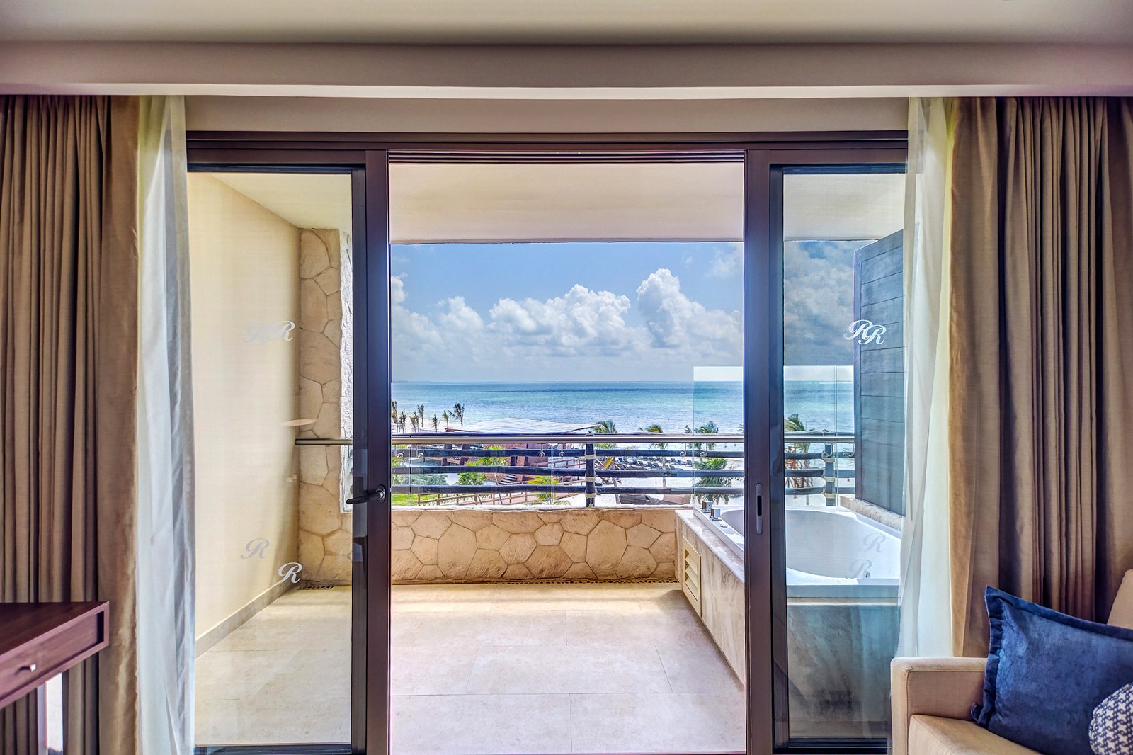 royalton_riviera_cancun_luxury_suite_ocean_view_terrace_jacuzzi-4-6230abbb2d757