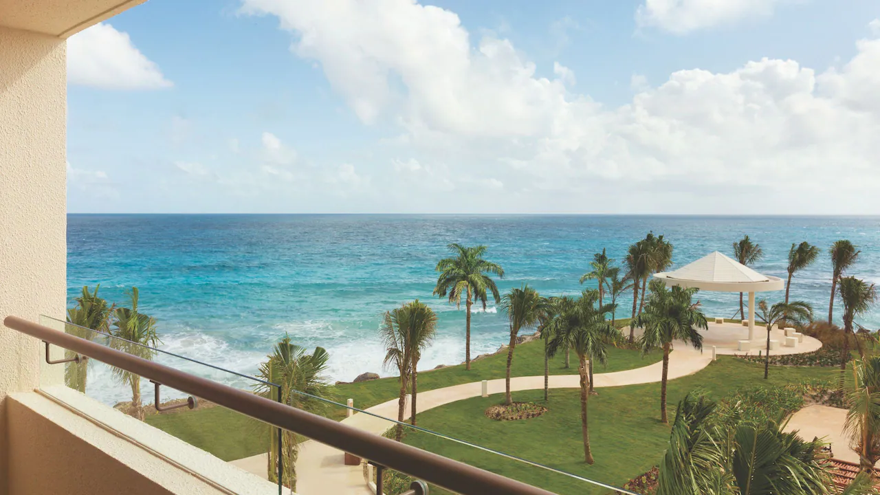 Hyatt-Ziva-Cancun-P099-Hyatt-Ziva-Club-Ocean-Front-Corner-Suite.16×9
