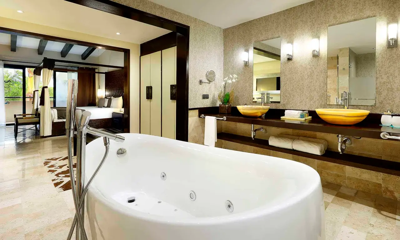 ambassador-suite-poolside-4