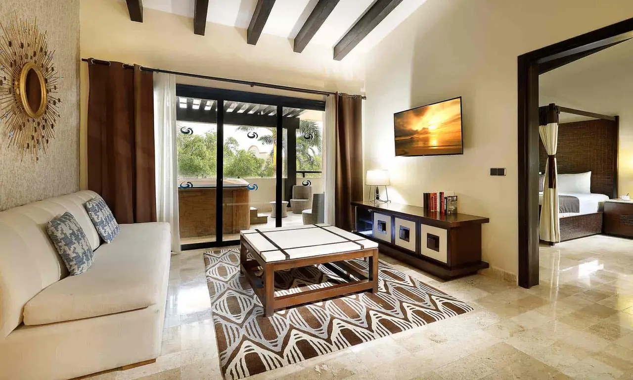 ambassador-suite-poolside-6