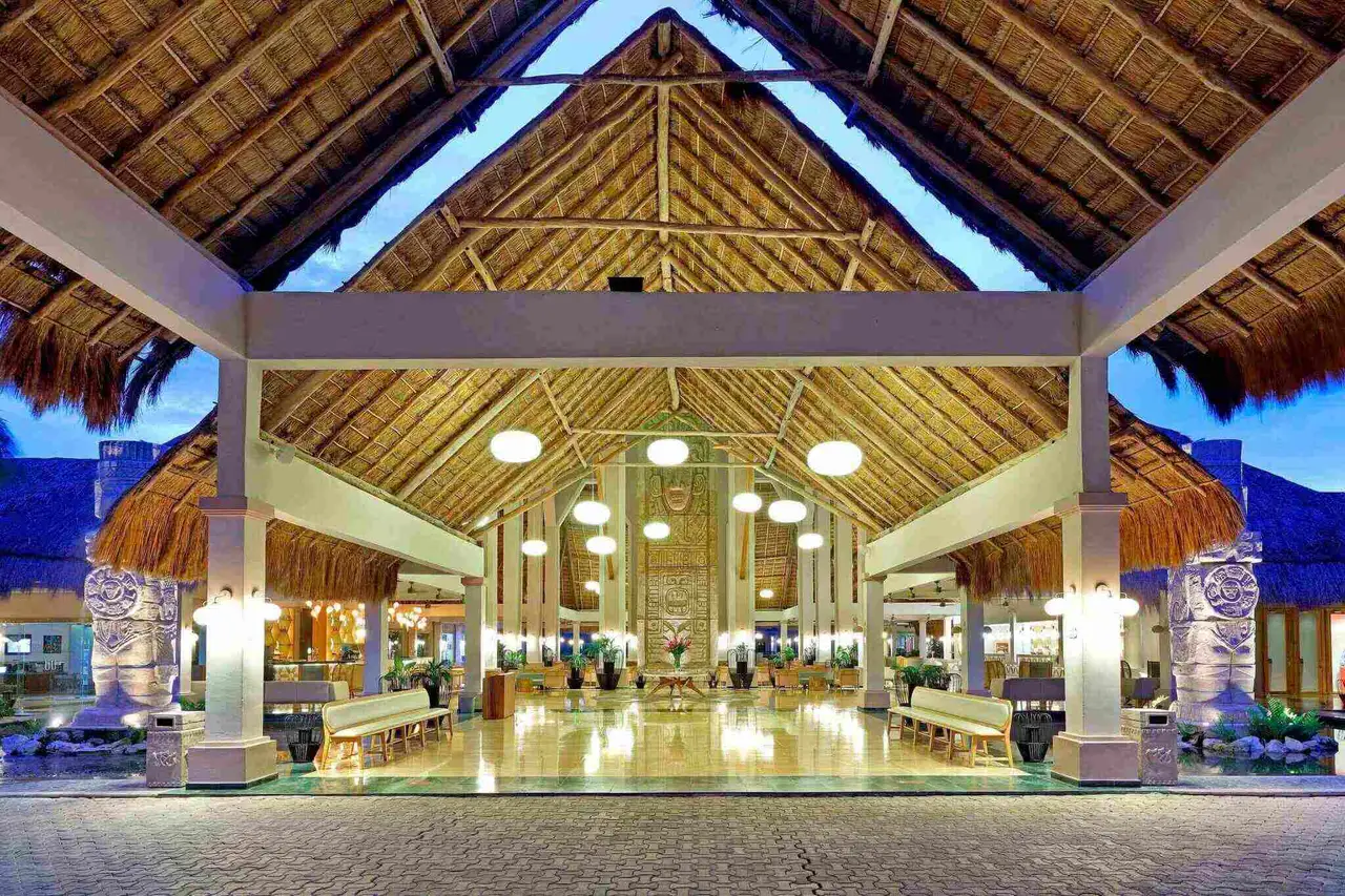 grand-palladium-riviera-maya-white-sand-lobby-1