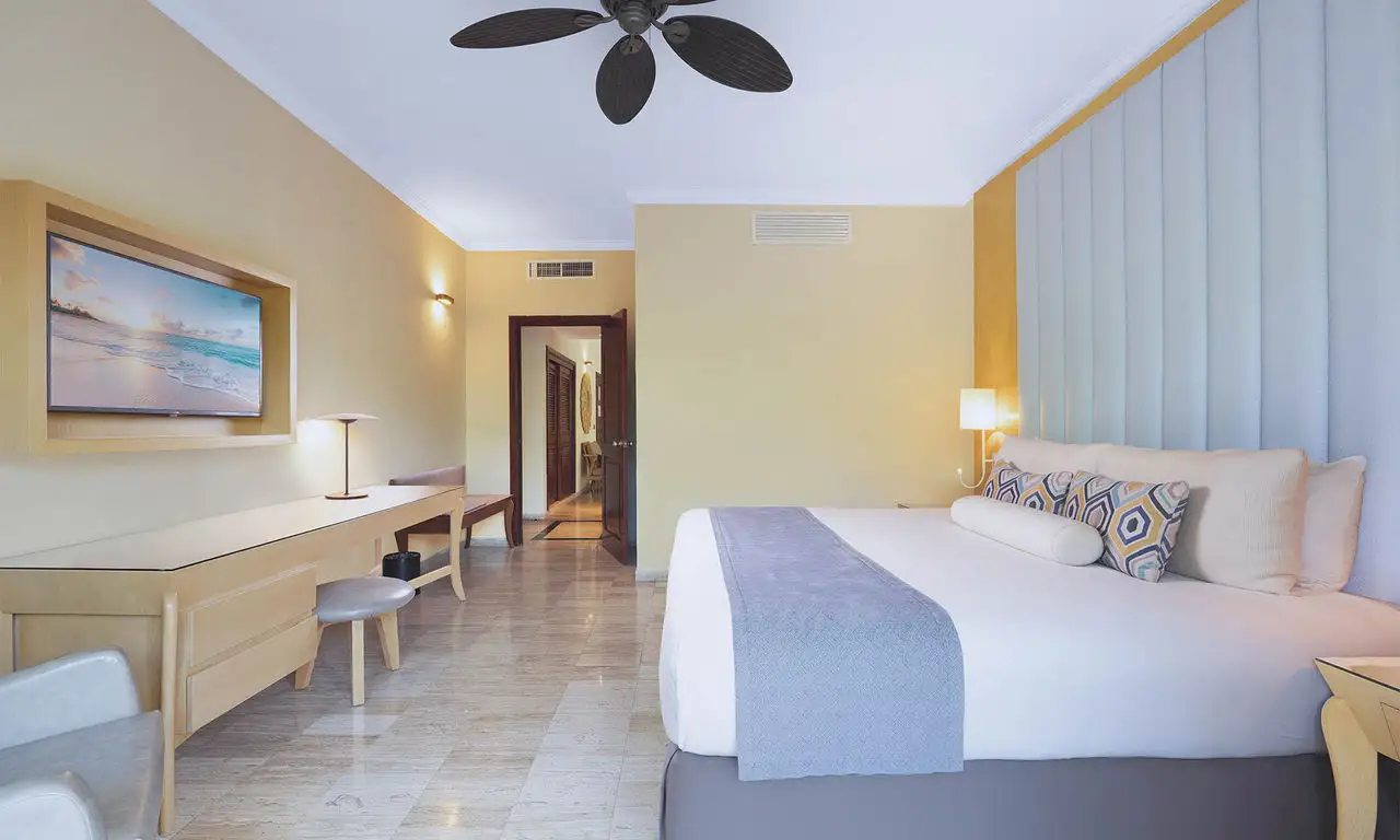 grand-palladium-select-white-sand-suite-beachside-6