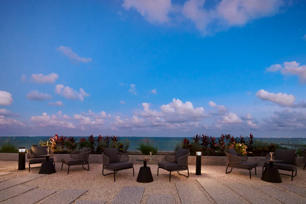 SLS_PLAYAMUJERES_SMOKEMIRROR-LIGHT